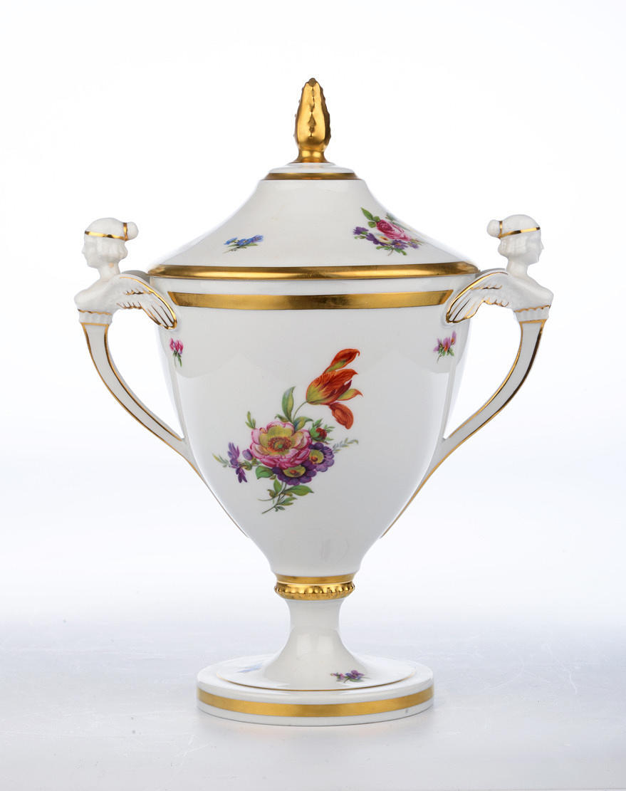 FÜRSTENBERG. Empire stil amfora vas med lock Handtag i serafform.