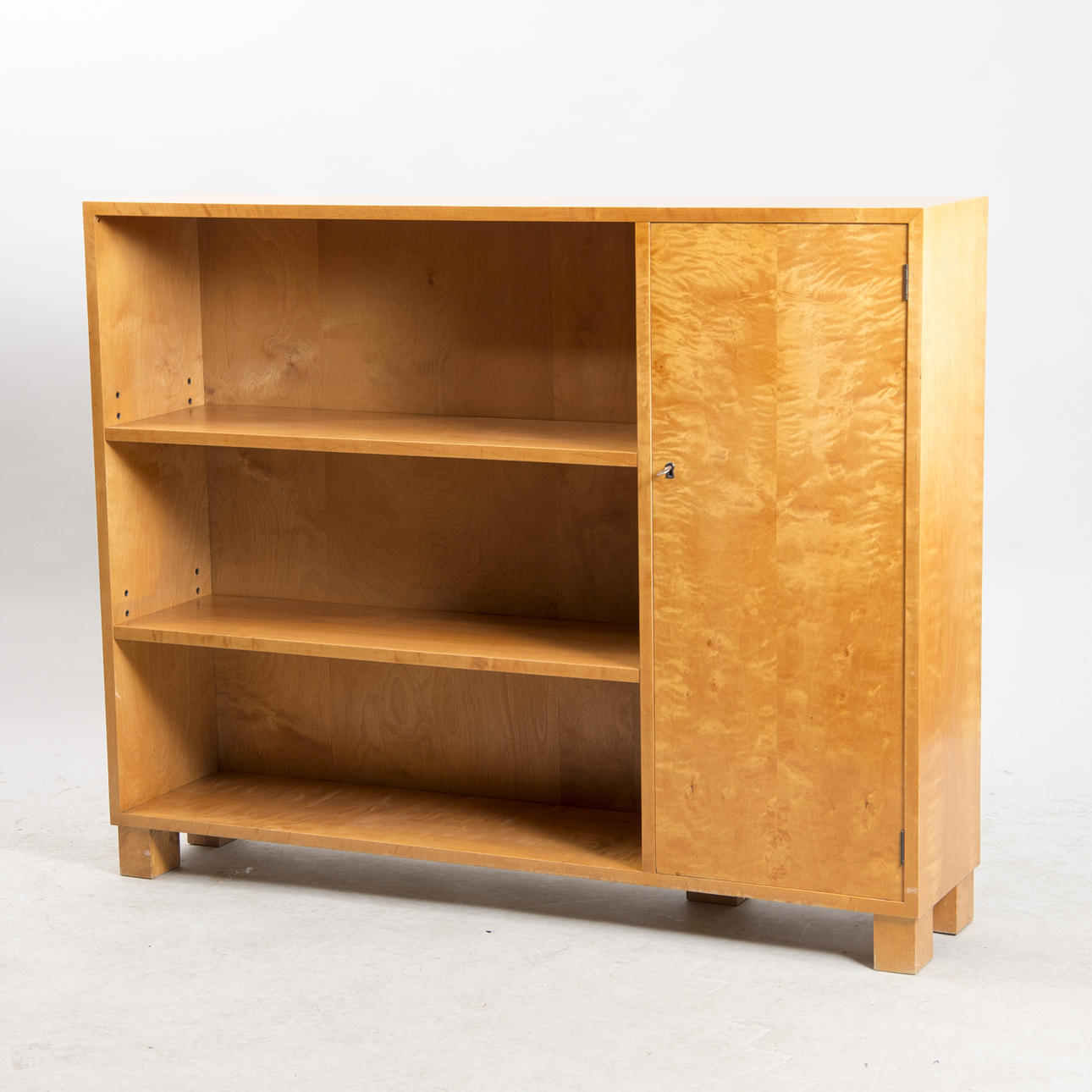 BOKHYLLA MED SKÅP, björk, 1930/40-tal.