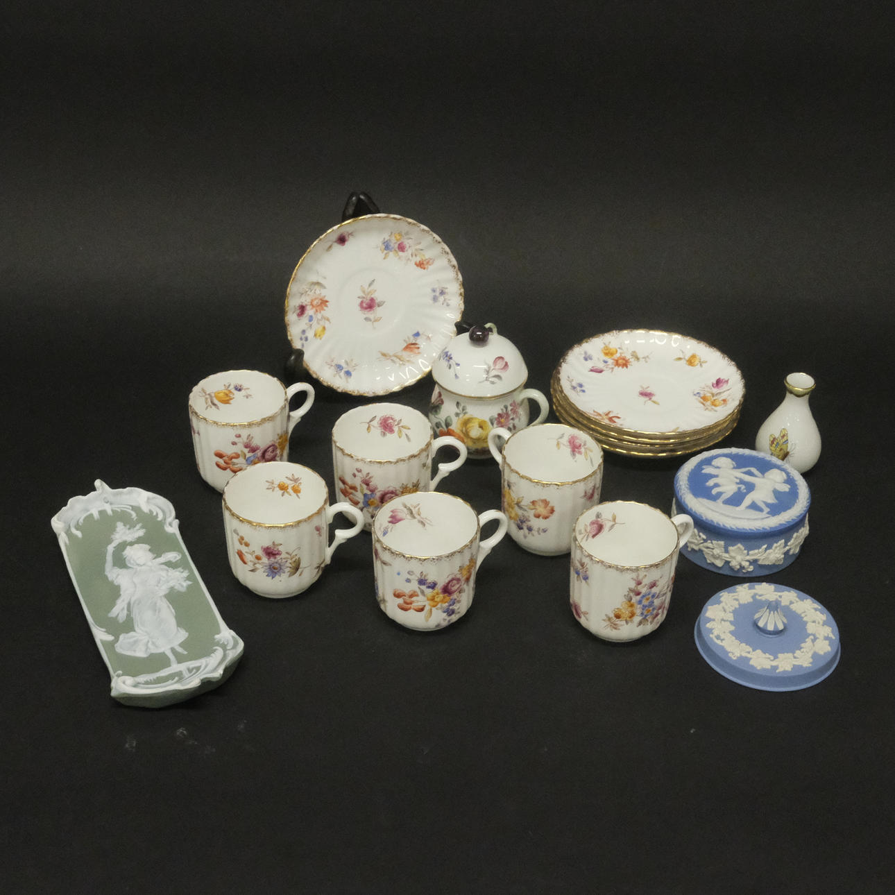 SERVISDELAR, RÖRSTRAND, HEREND OCH WEDGEWOOD.