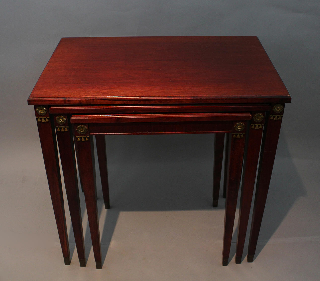 SATSBORD i mahognyfanér med metallbeslag, gustaviansk stil, 1900-tal.