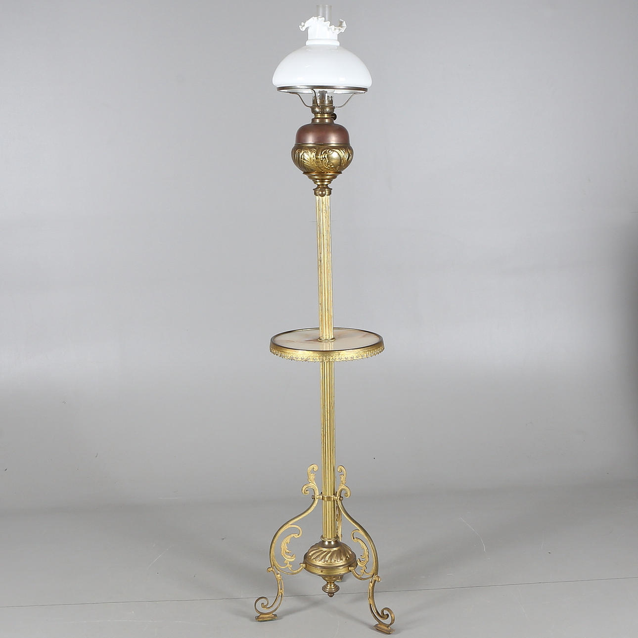 GOLVFOTOGENLAMPA, mässing/marmor, 1900-tal.