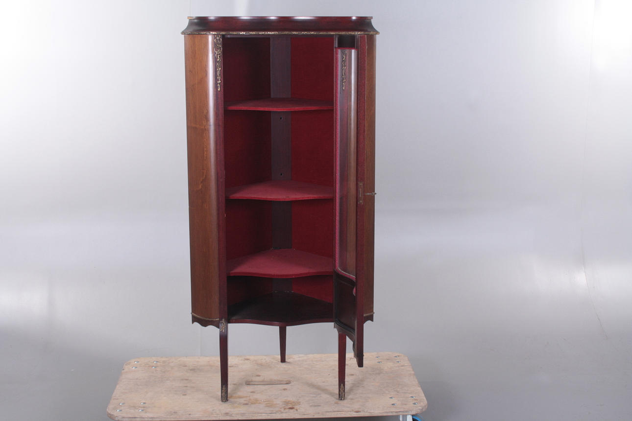 HÖRNVITRINSKÅP, rokokostil, 1900-tal.