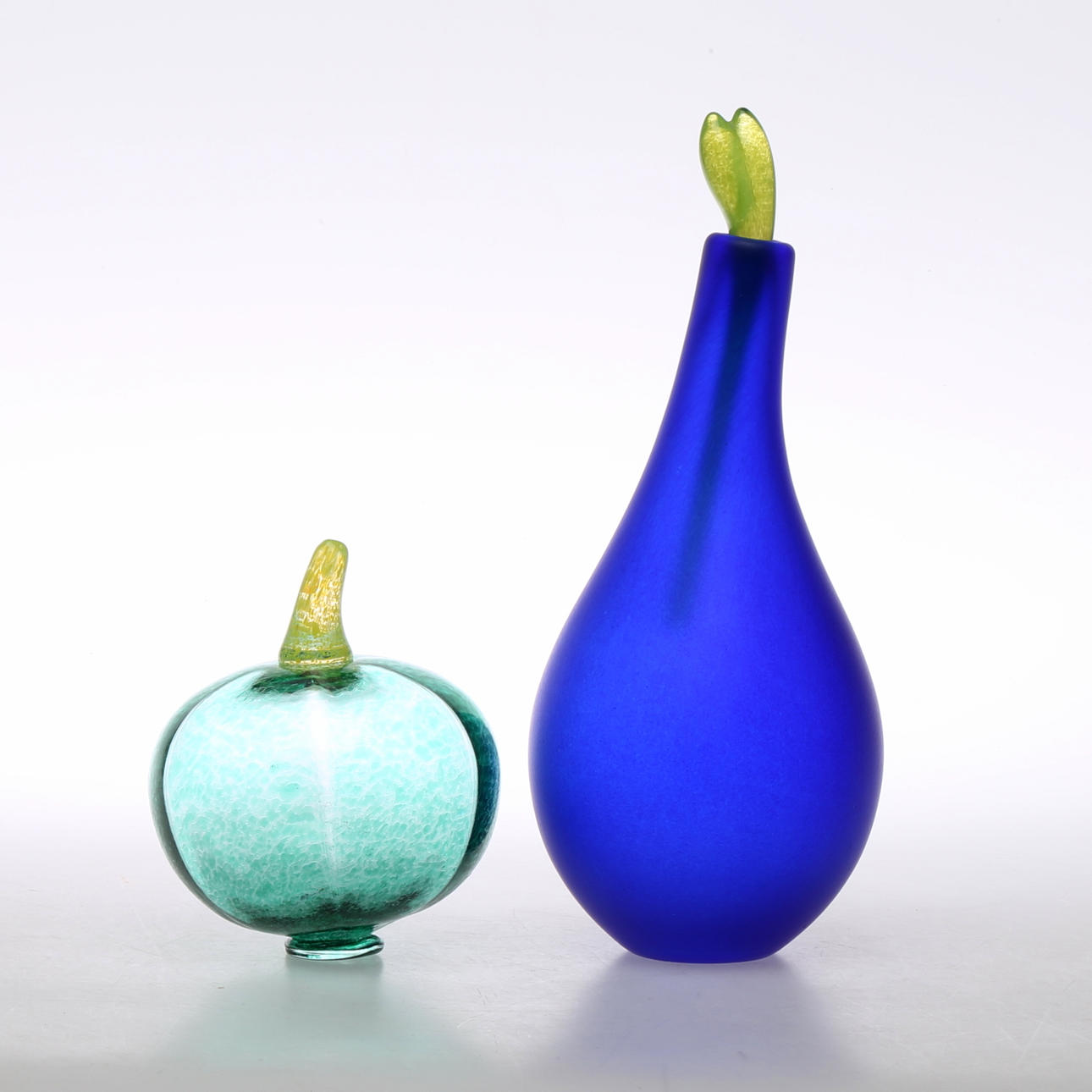 KONSTGLAS, 2 delar, karaff samt pumpa, Gunnel Sahlin, Kosta Boda.