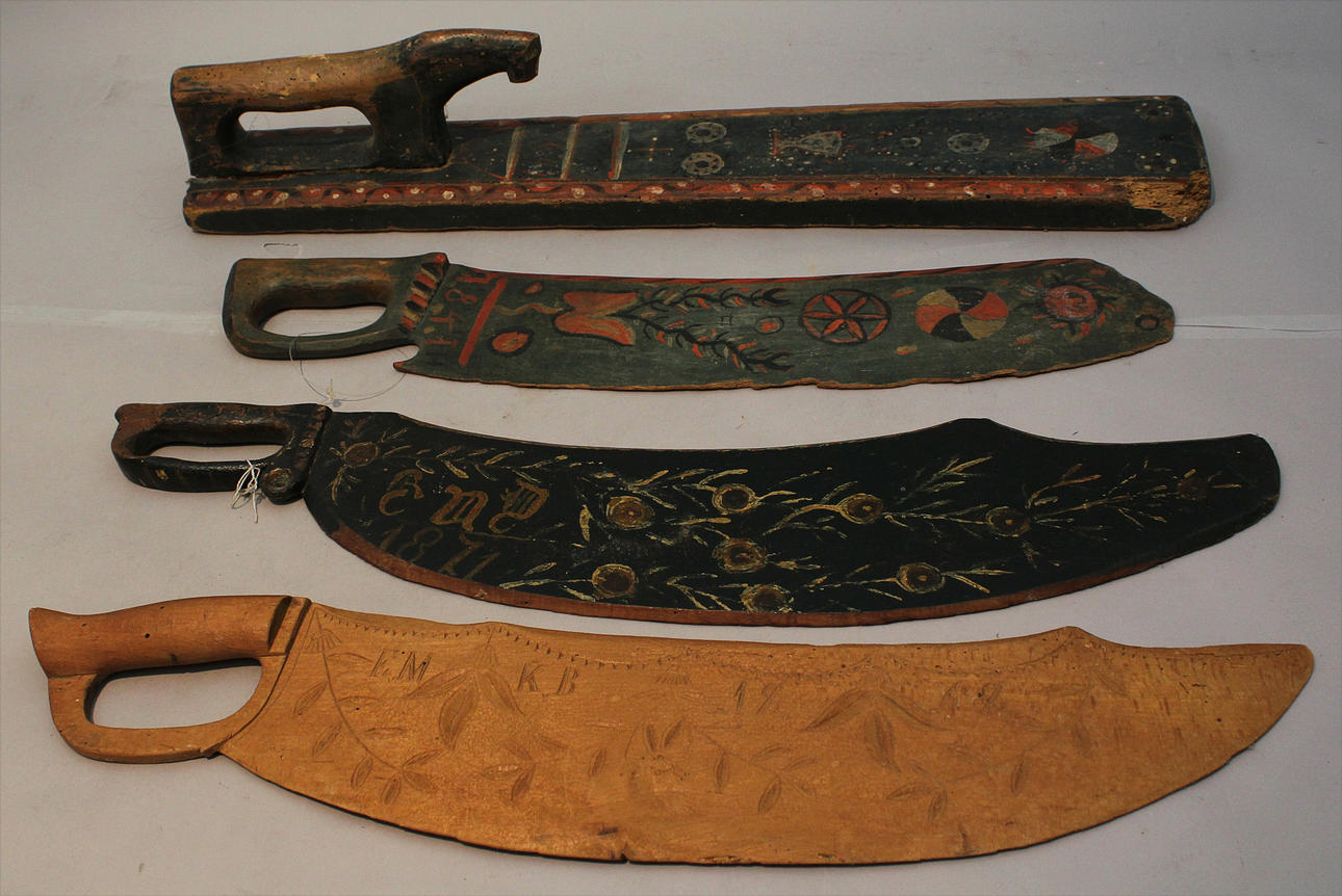 PARTI ALLMOGE (4) Skäkteträ och mangelbräde, 1840/70-tal.