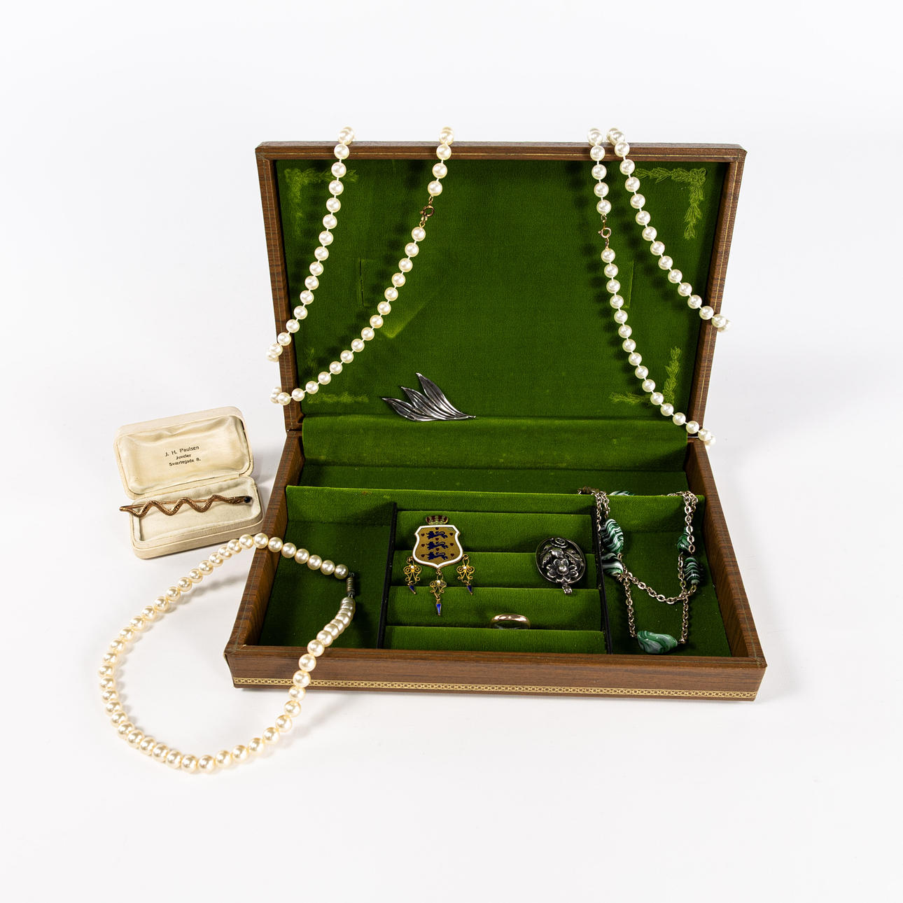 BIJOUTERIER, bl a silver, pärlcollier.