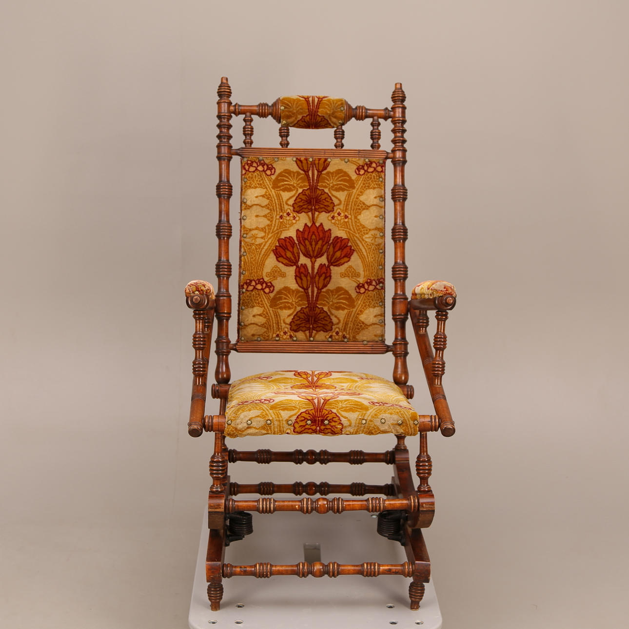 AMERIKANSK GUNGSTOL, trä, jugend, 18-/1900-tal.