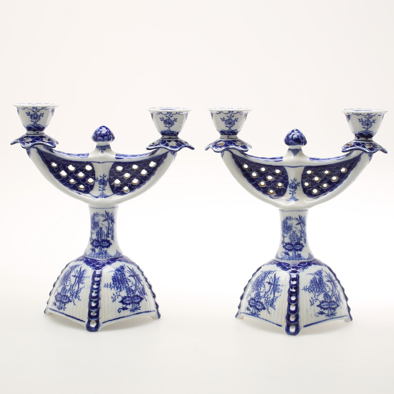 KANDELABRAR, ett par, porslin.