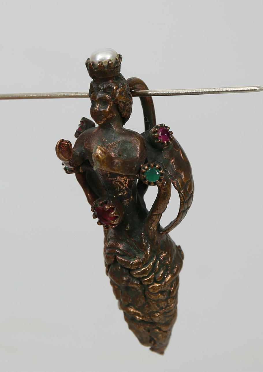 HÄNGE, brons med rubiner, smaragder och odlad pärla, 2000-tal.