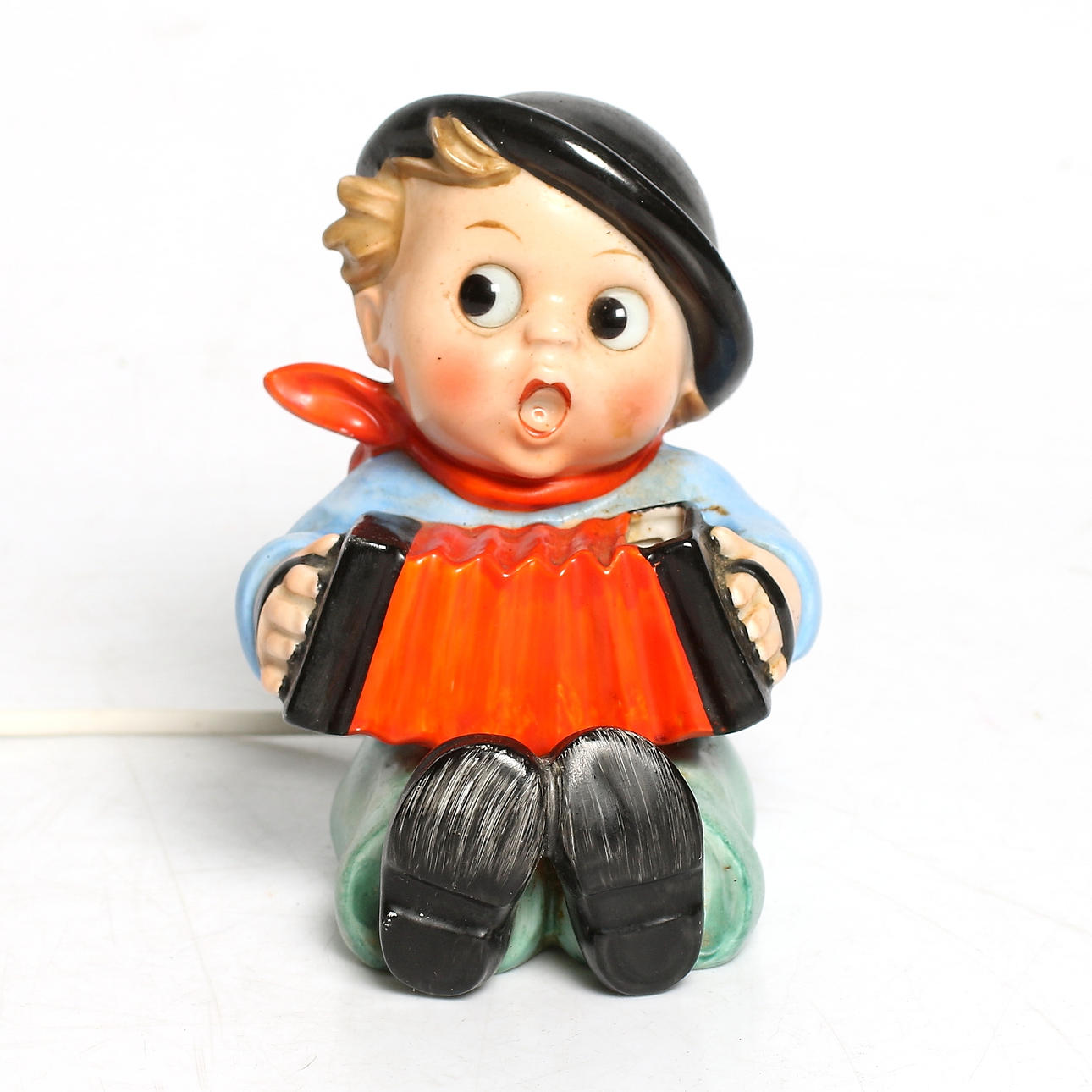 BORDSLAMPA, så kallad "parfymlampa", porslin, "Dragspelspojke / Accordion Boy", Goebel, Tyskland, 1900-talets mitt.