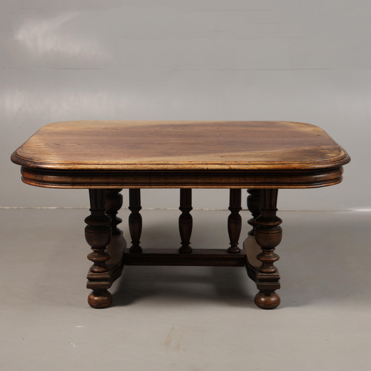 A 20TH CENTURY OAK LOW COFFEE TABLE.