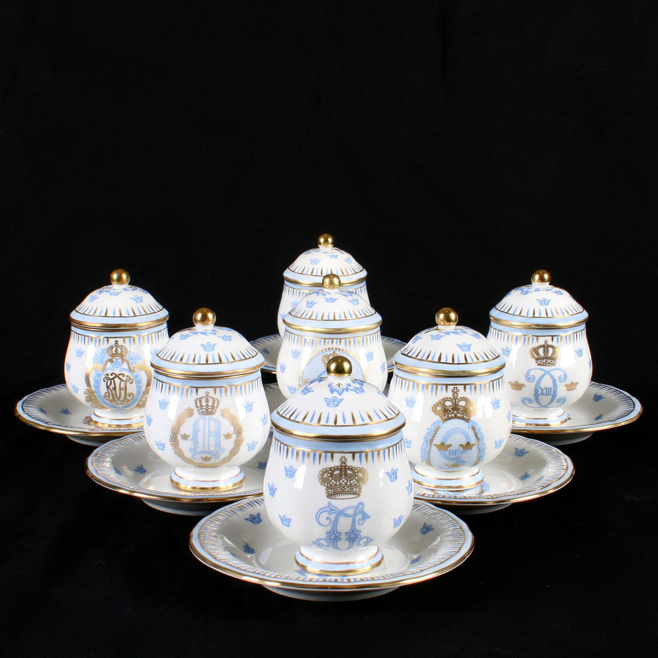 CREMEKOPPAR, 7 st. Fältspatporslin, efter Gripsholmsservisen, Rörstrand.