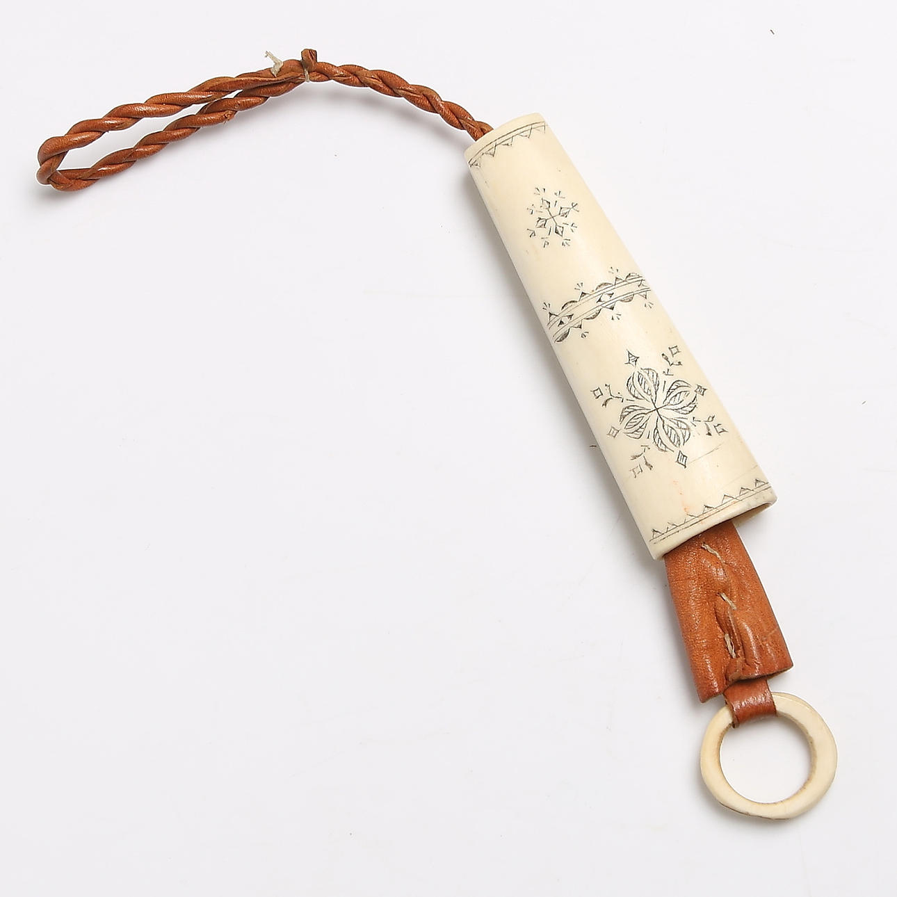 ERIK TUOLJA. Nålhus, horn och läder, samearbete, 1900-talets mitt.