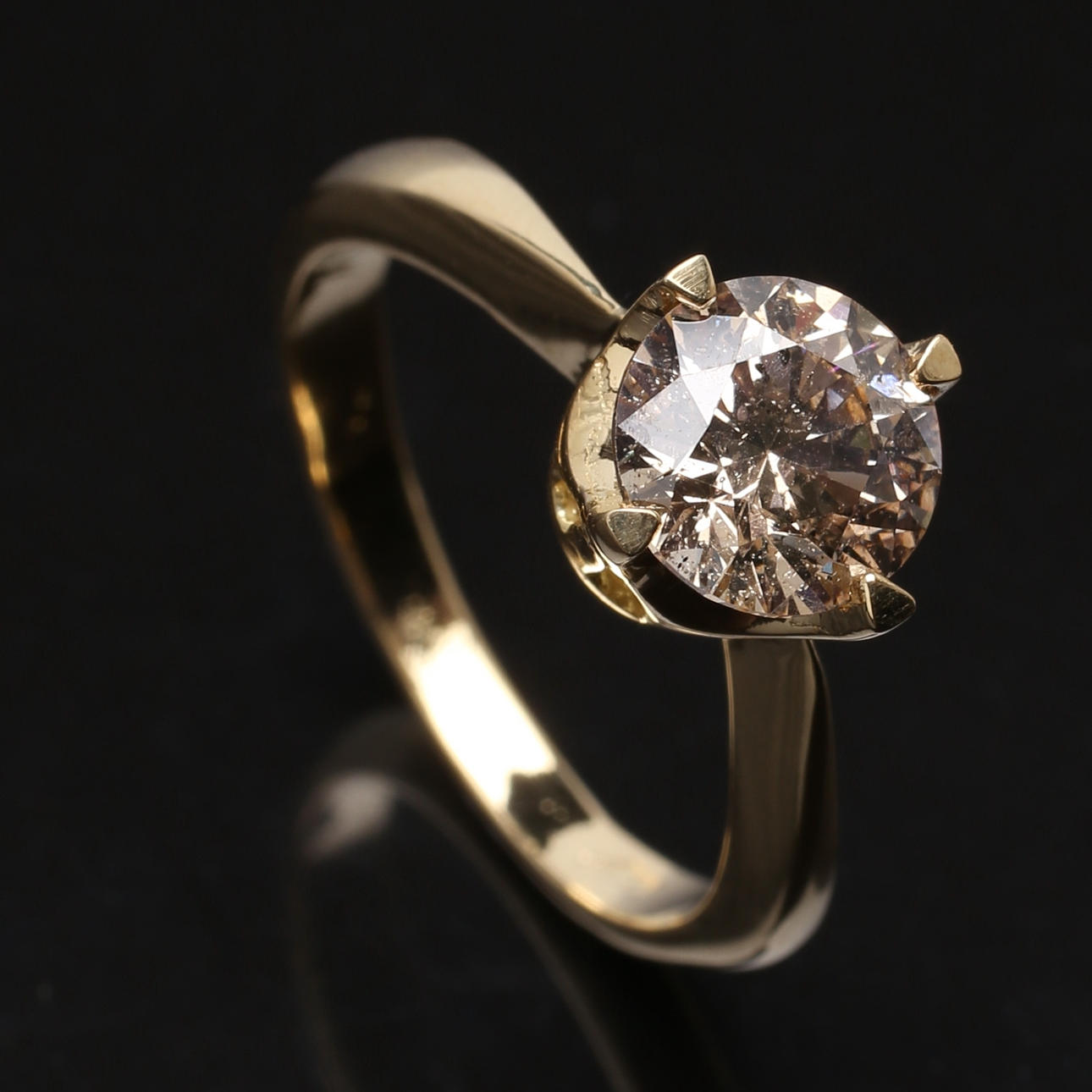 SOLITÄRRING i 18 K gult guld med light brown diamant 1.50 ct.