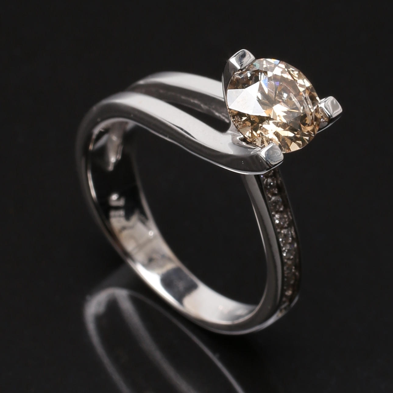 RING i 14 K vitguld med diamant Light Brown 1,30 ct + 0,10 ct.