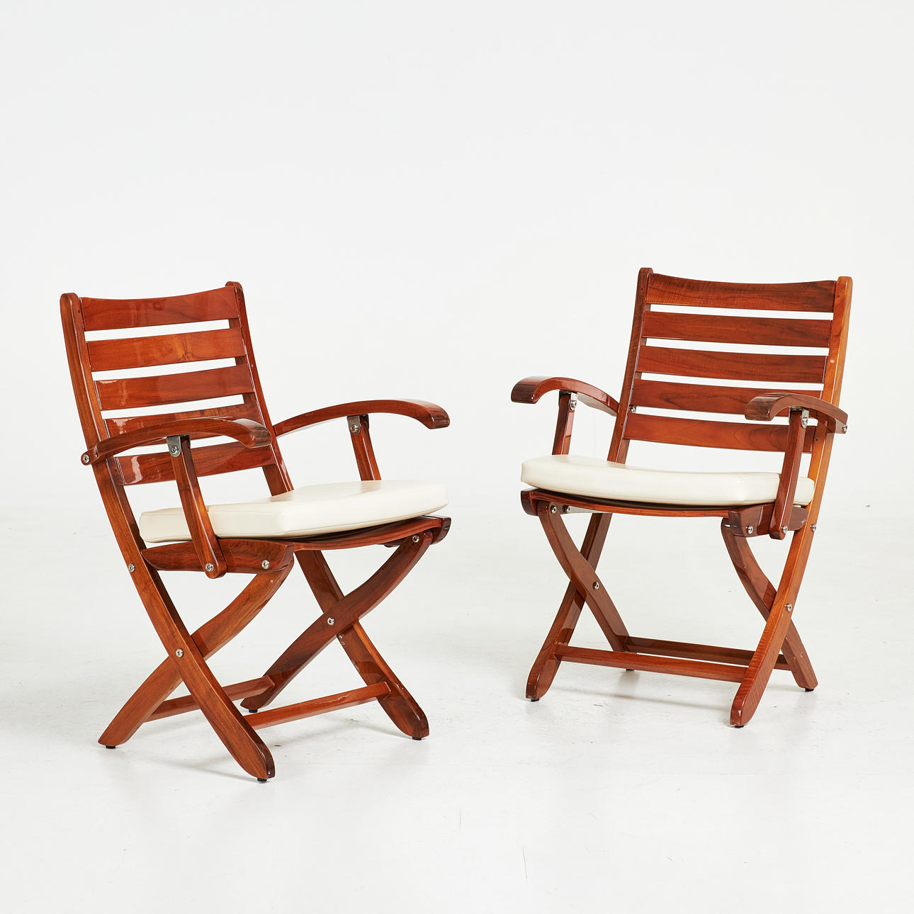 CAPTAIN'S CHAIRS / DECK CHAIRS, a pair, clear-lacquered solid mahogany, foldable.