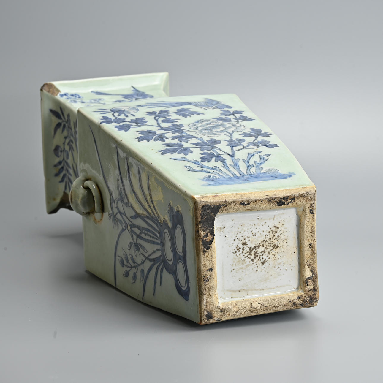 A LARGE CHINESE SQUARE FORM PORCELAIN BALUSTER VASE. 19TH CENTURY ...