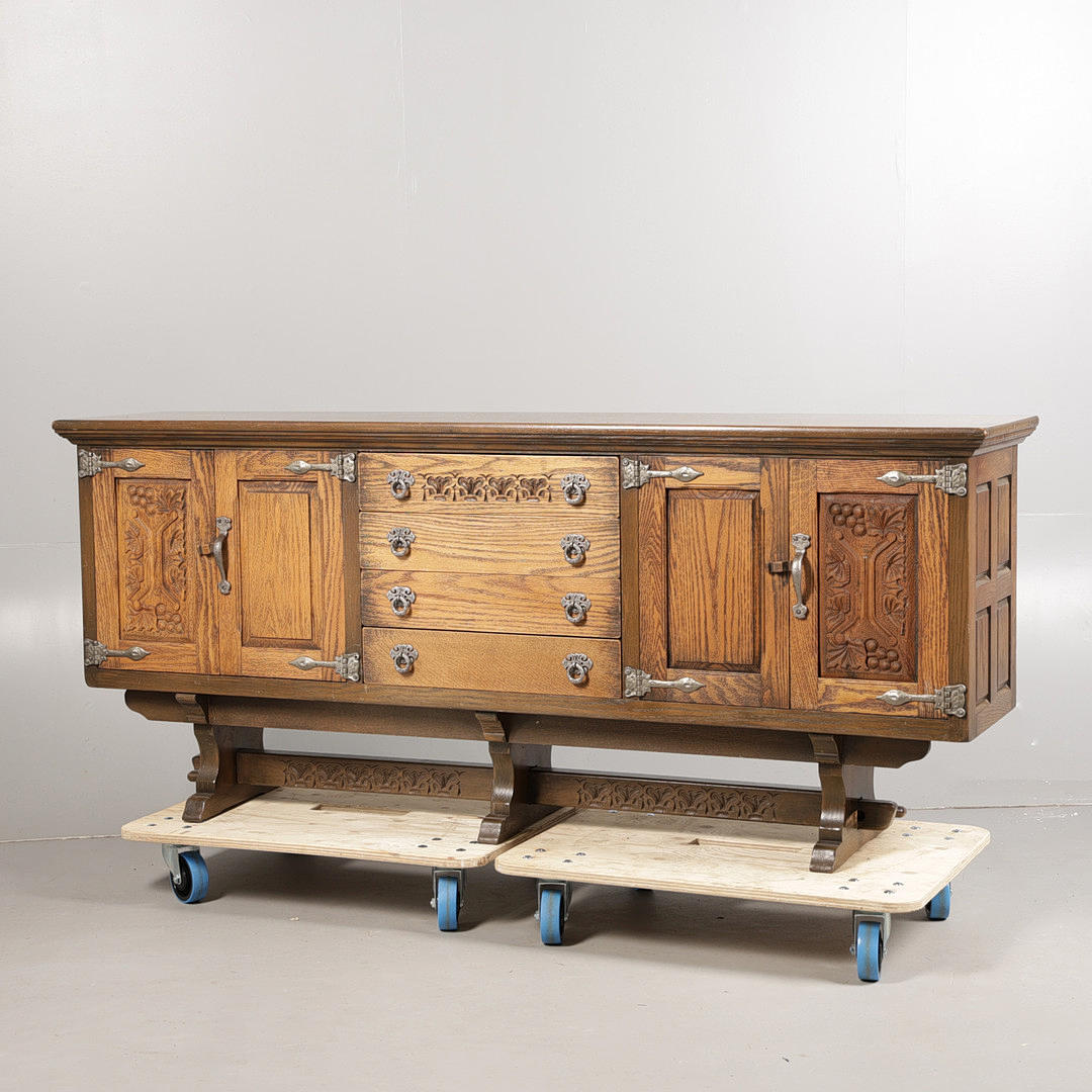 A 20TH CENTURY OAK SIDEBOARD.