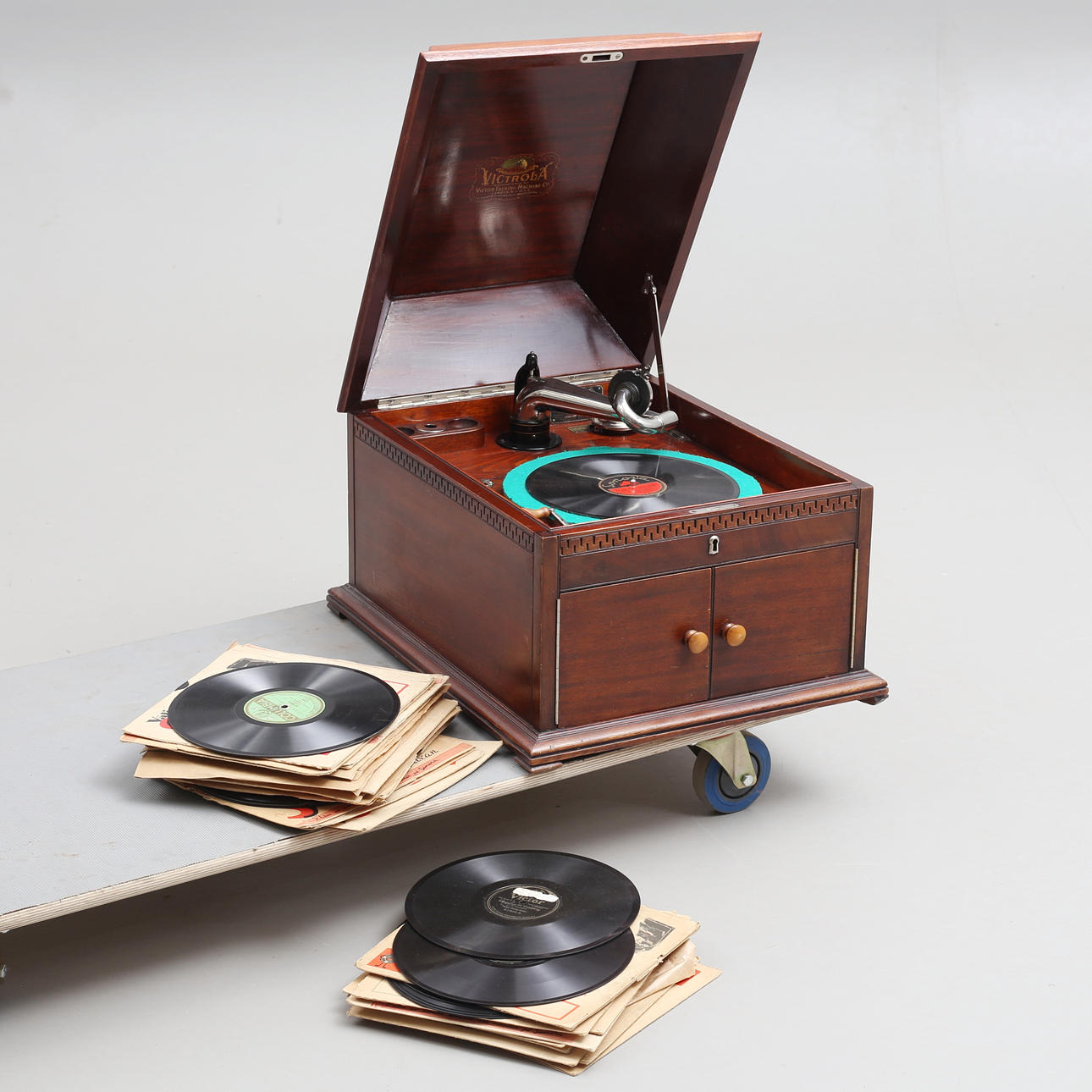 CABINET GRAMOPHONE, with 78 rpm records, Victrola, first half of the ...