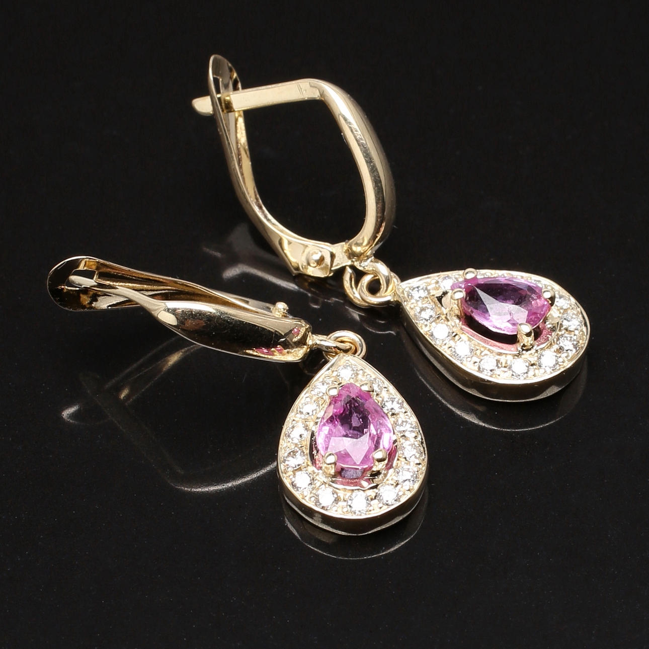 ÖRHÄNGEN I 14 K gult guld med rosa safirer och diamanter 0,20 ct.