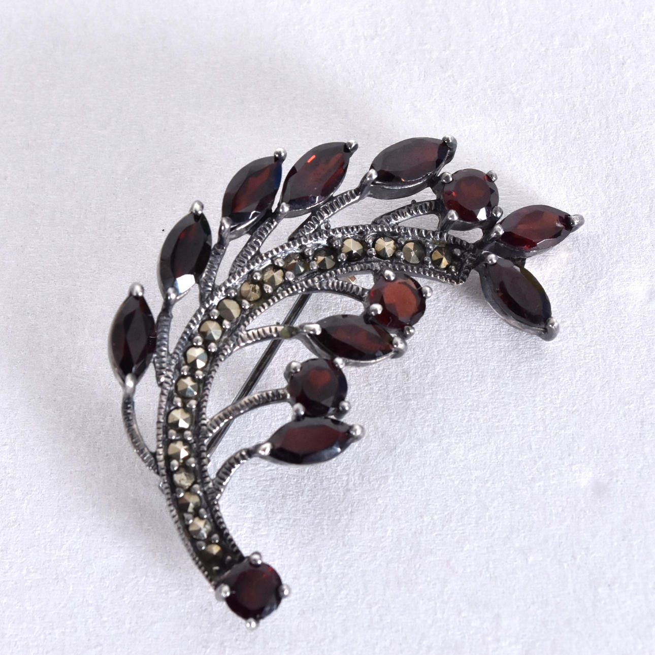 BROSCH, sterlingsilver med markasiter och granater.