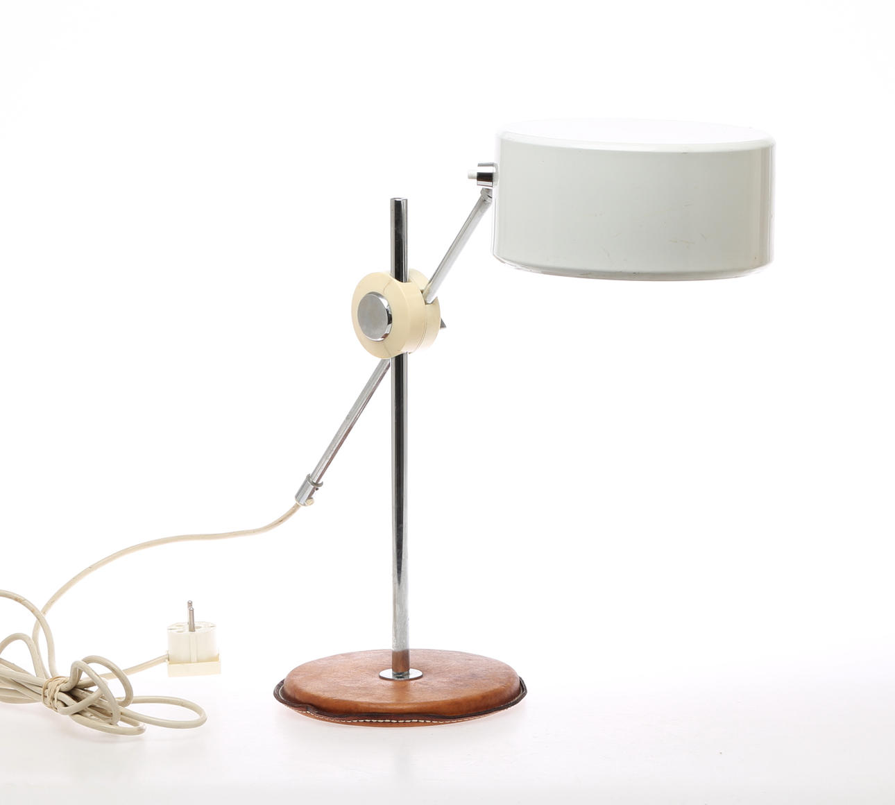 BORDSLAMPA, med läderklädd fot, Atelje Lyktan, 1900-talets andra hälft.