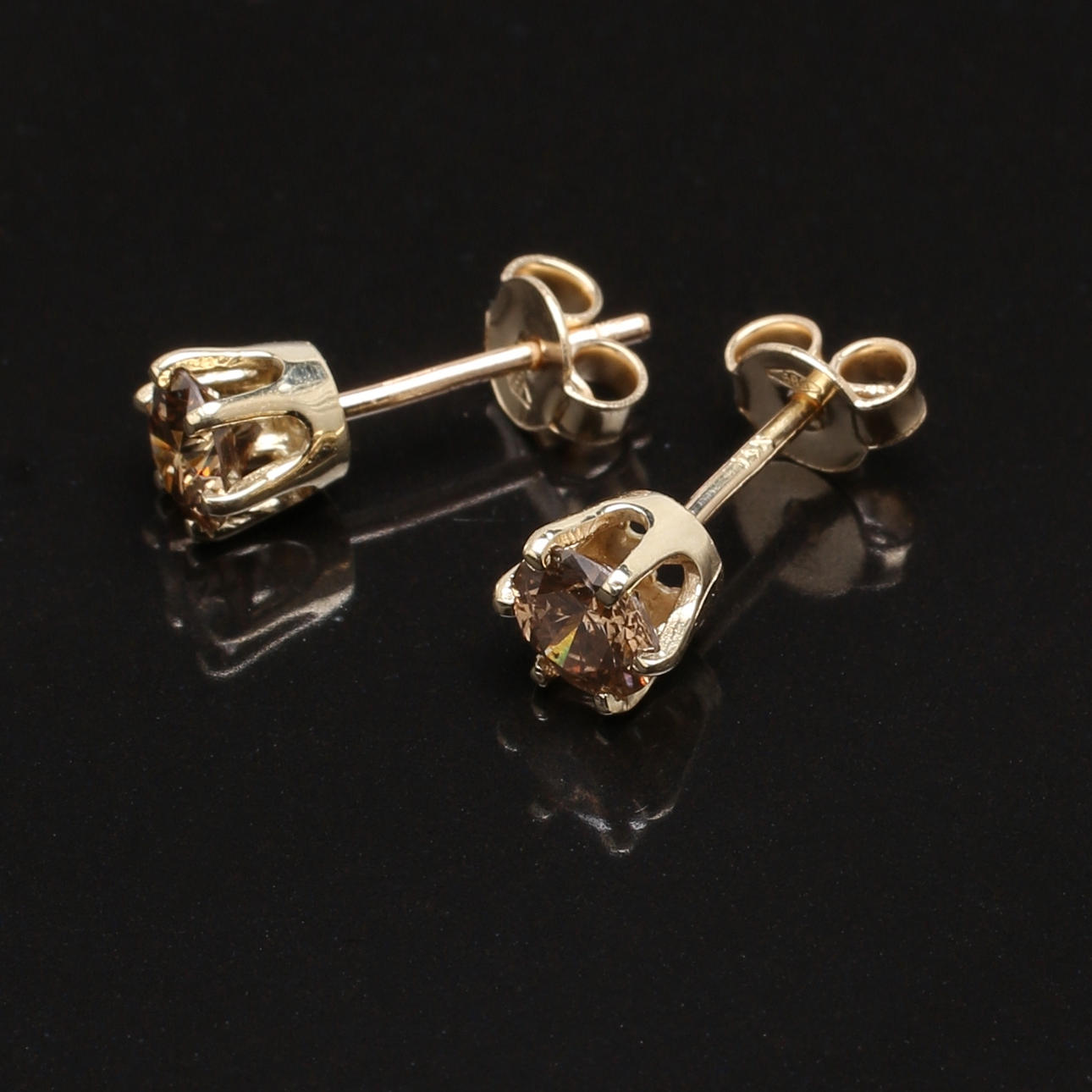 ENSTENSÖRHÄNGEN i 14 K gult guld med diamanter (Brown) 0,84 ct.