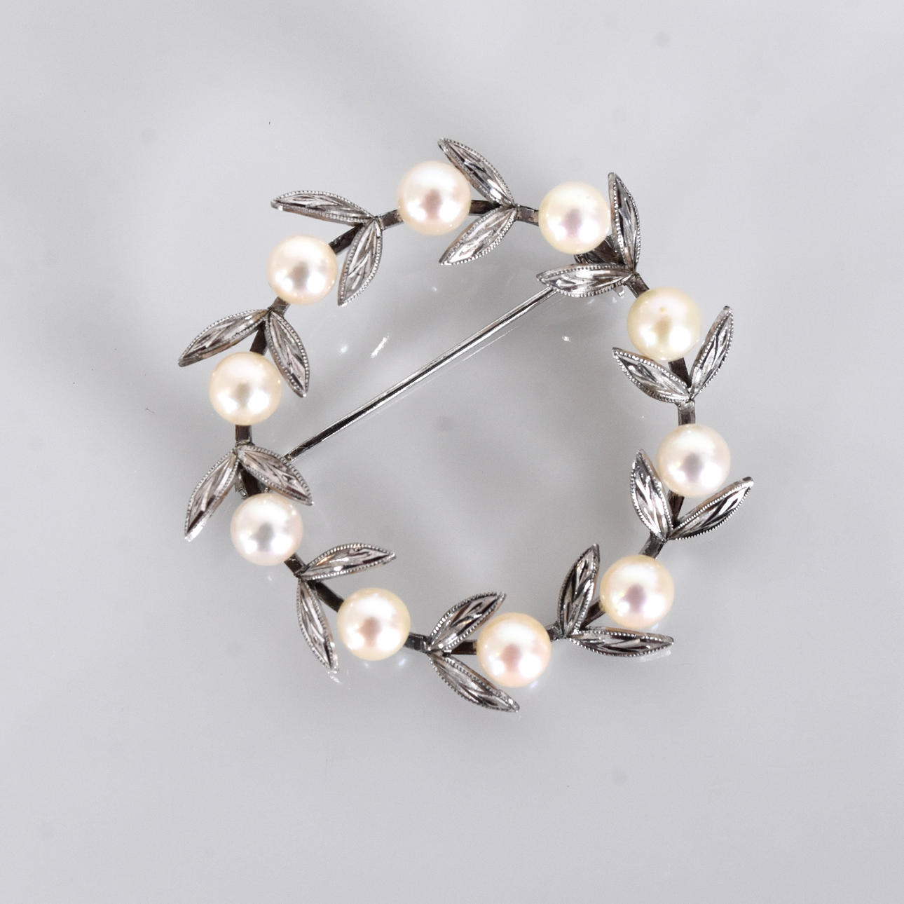 BROSCH, silver med odlade pärlor.
