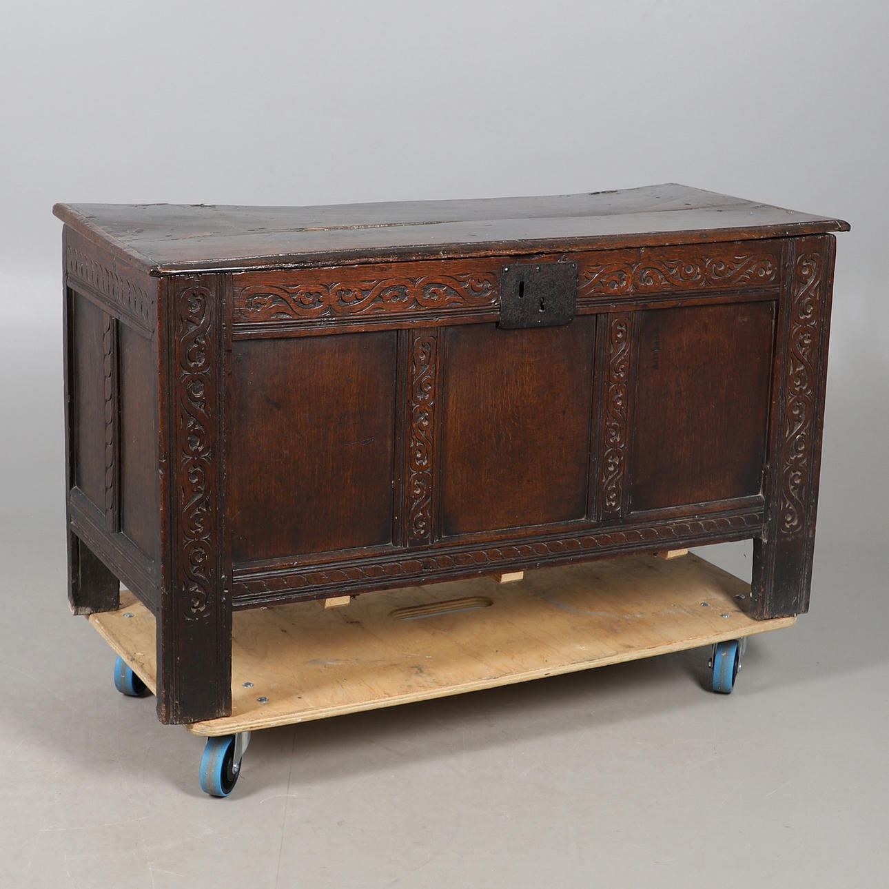 A LATE 17TH CENTURY OAK COFFER.