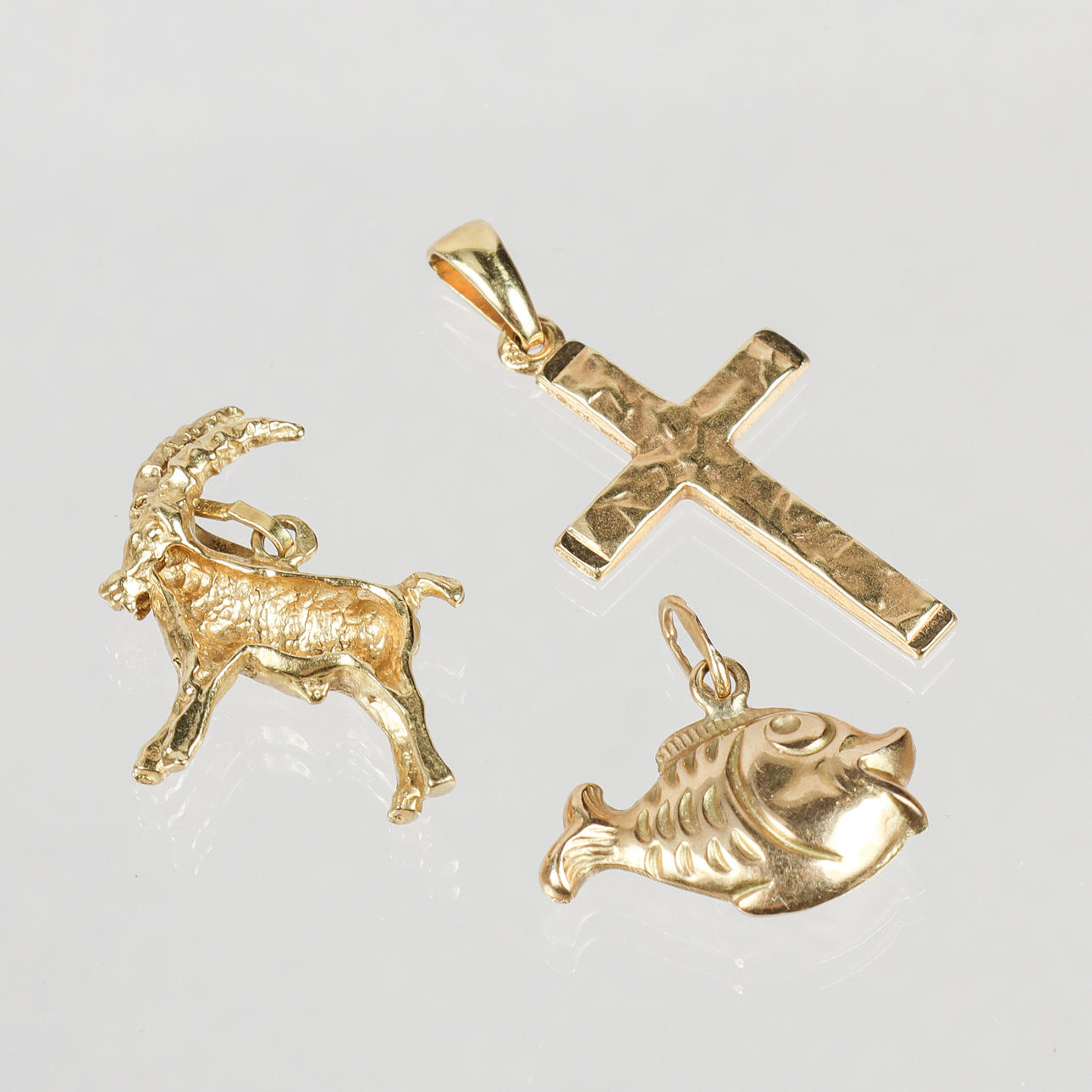 HÄNGEN / BERLOCKER 3 stycken 18k guld.