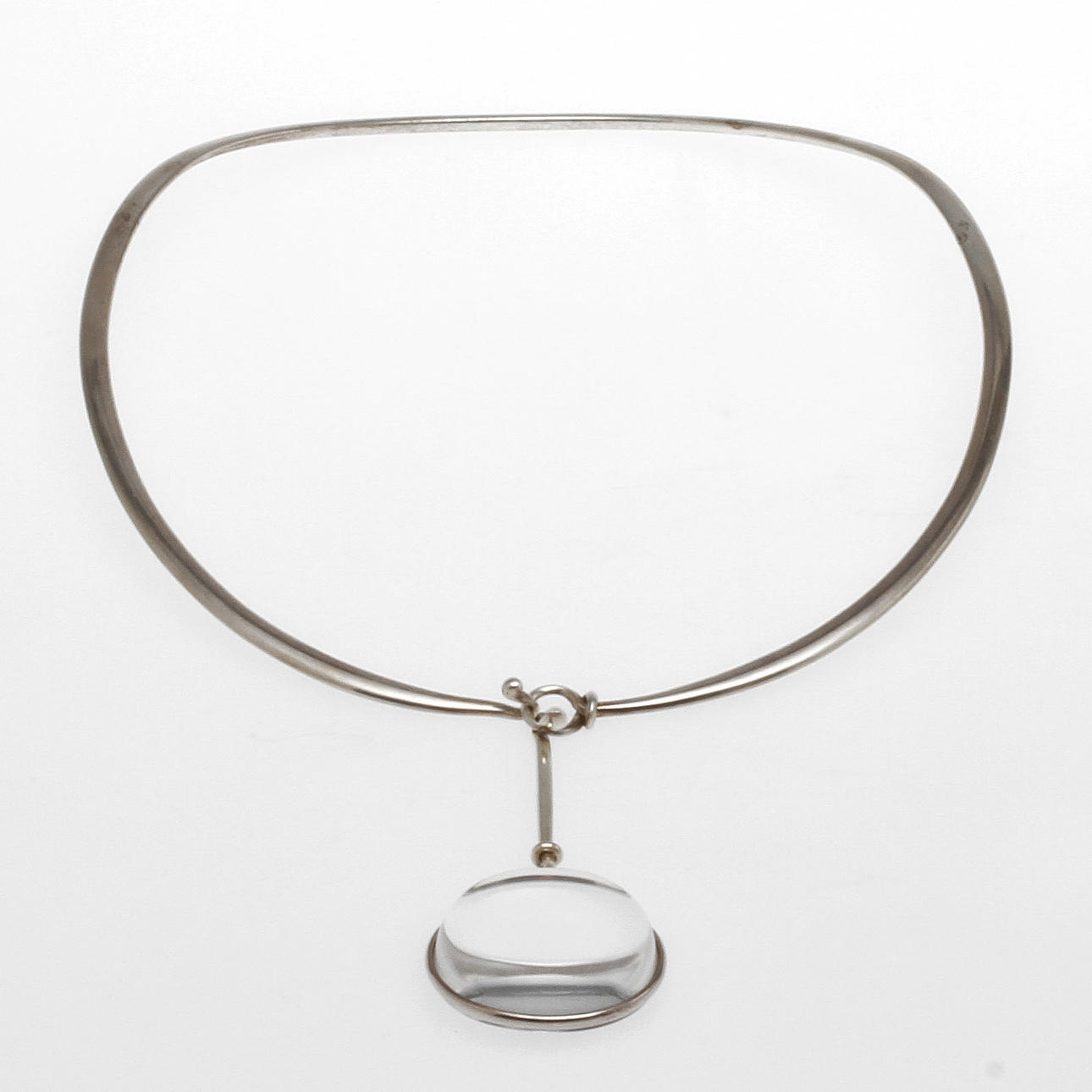 VIVIANNA TORUN BÜLOW HÜBE. (1927-2004) för Georg Jensen, Collier med hänge, silver samt bergskristall, Köpenhamn. Vikt 80,22 g.