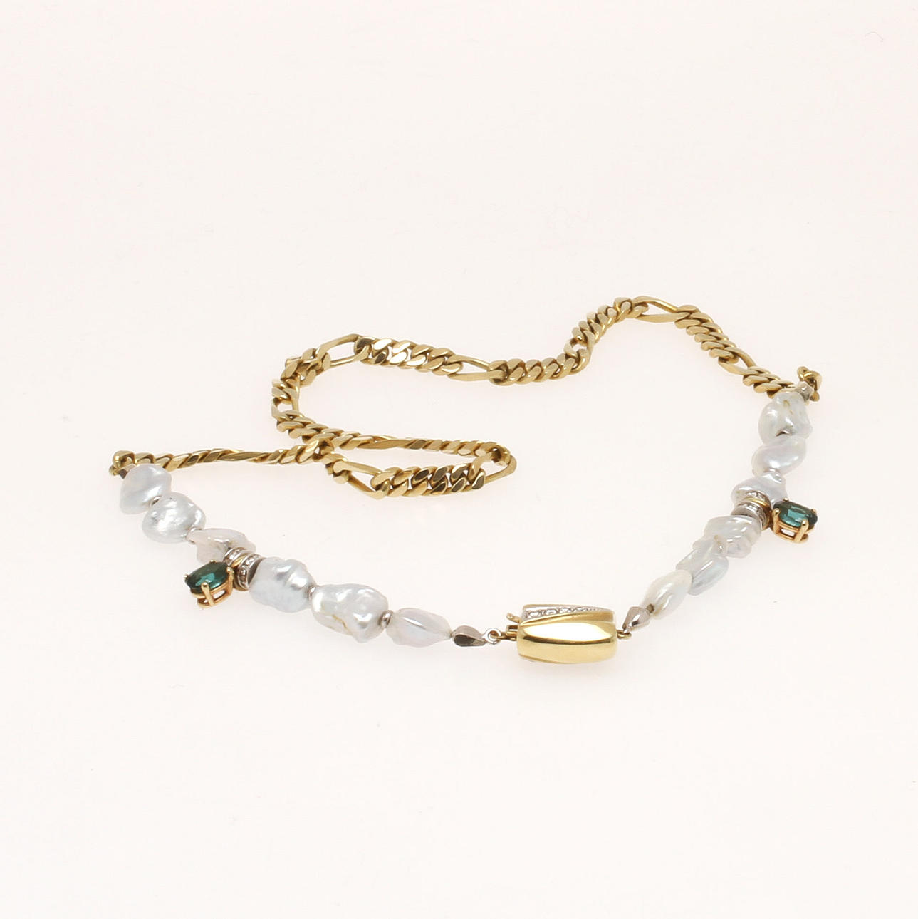 COLLIER, 14K med pärlor, gröna turmaliner samt diamanter, totalt ca 0,41 ct. Vikt 29,4 g.