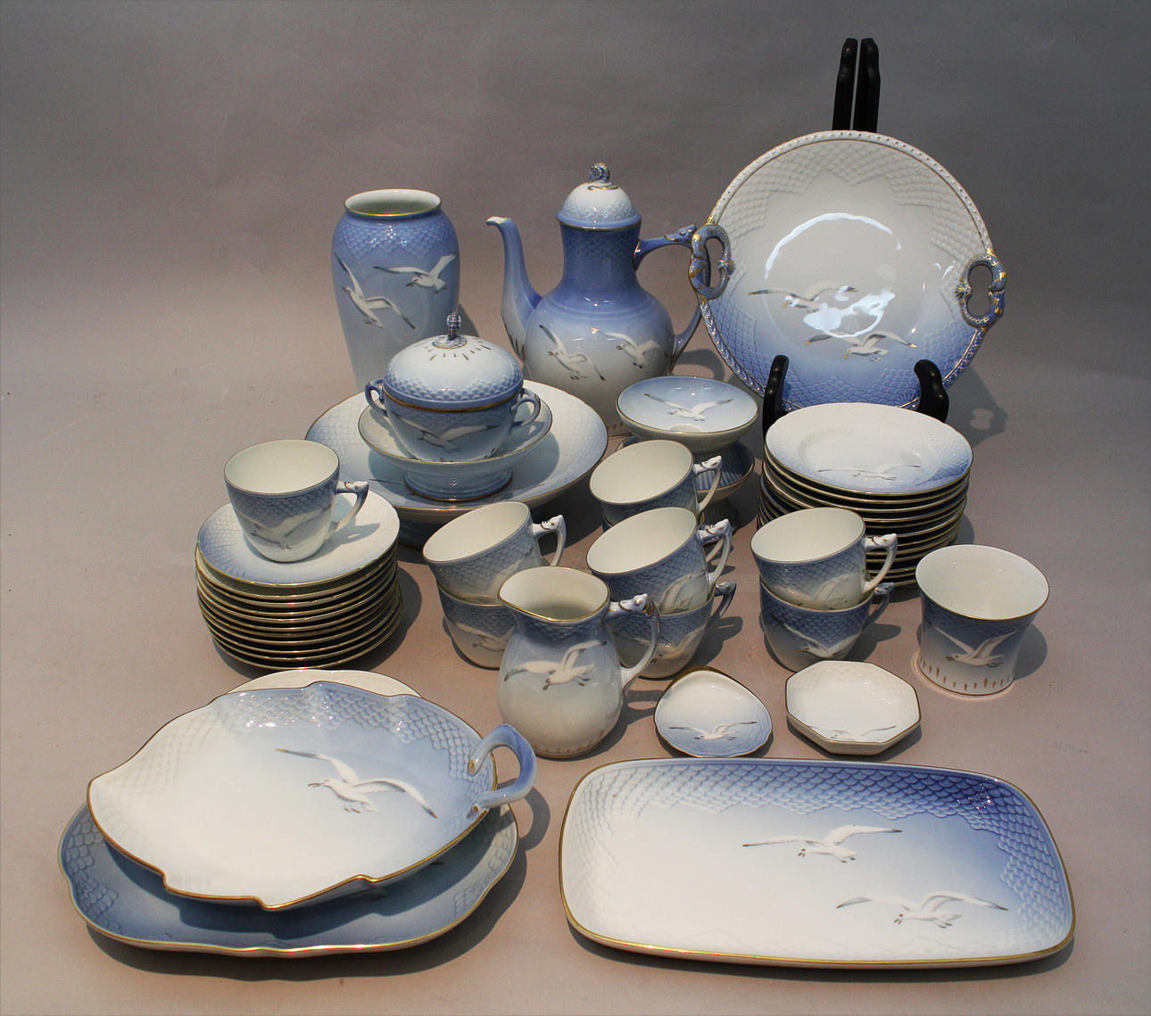 KAFFESERVISDELAR med guldkant, 47 delar. Märkt B&G, (Bing & Gröndahl) Kjöbenhavn. Made in Denmark.