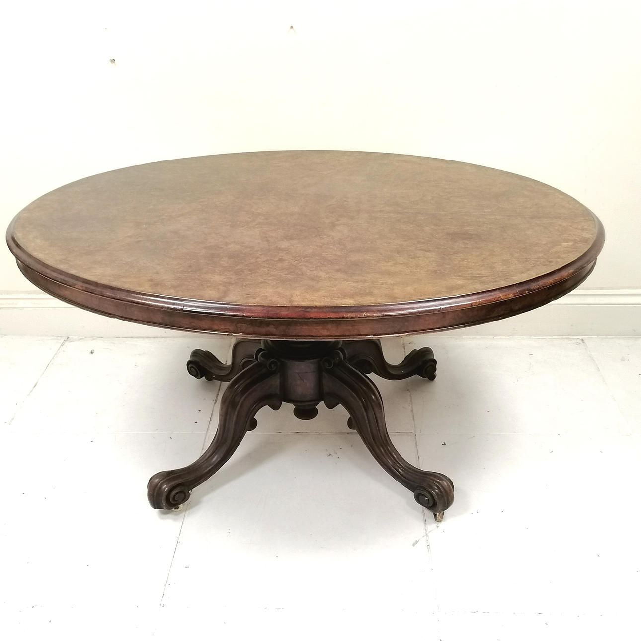 VICTORIAN WALNUT OVAL TILT TOP CENTRE TABLE.