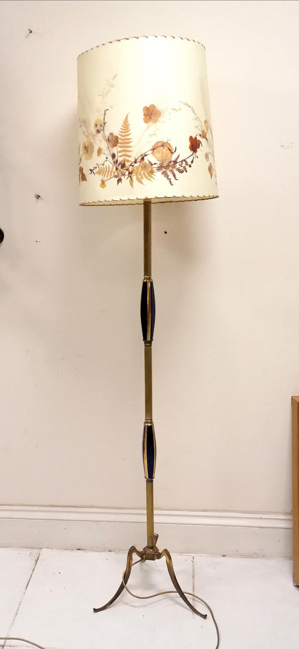BRASS STANDARD BRASS FLOOR LAMP.