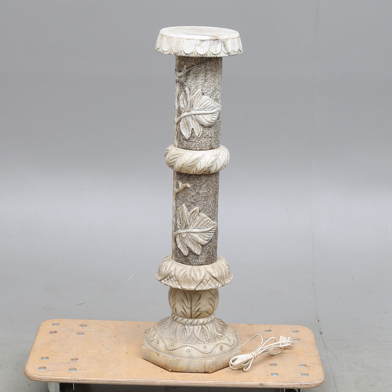 PIEDESTAL/GOLVLAMPA, alabaster, Spanien, 1900-talets andra hälft.