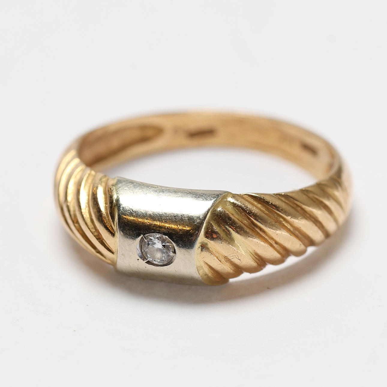 GULDRING, 18K med sten, 3,3gram.