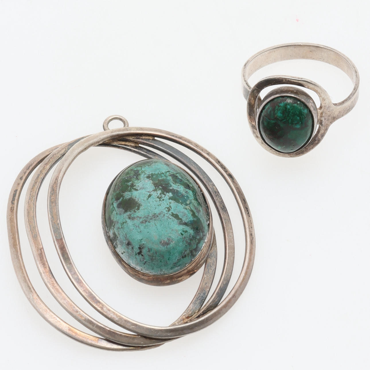 HÄNGE & RING, silver med grön sten.