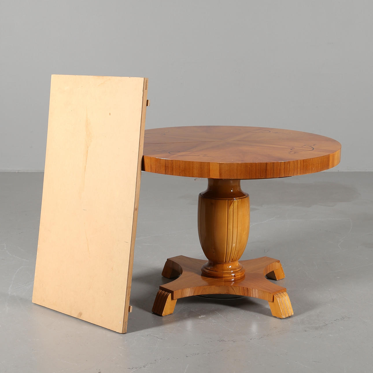 PELARBORD, ask och intarsia, 1900-talets första hälft.