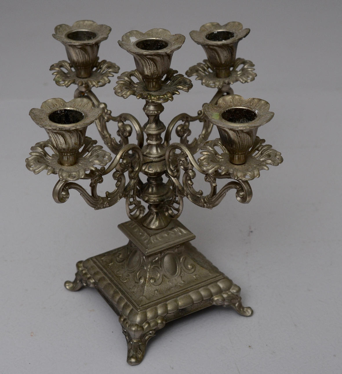 KANDELABER, vitmetall, fem armad.