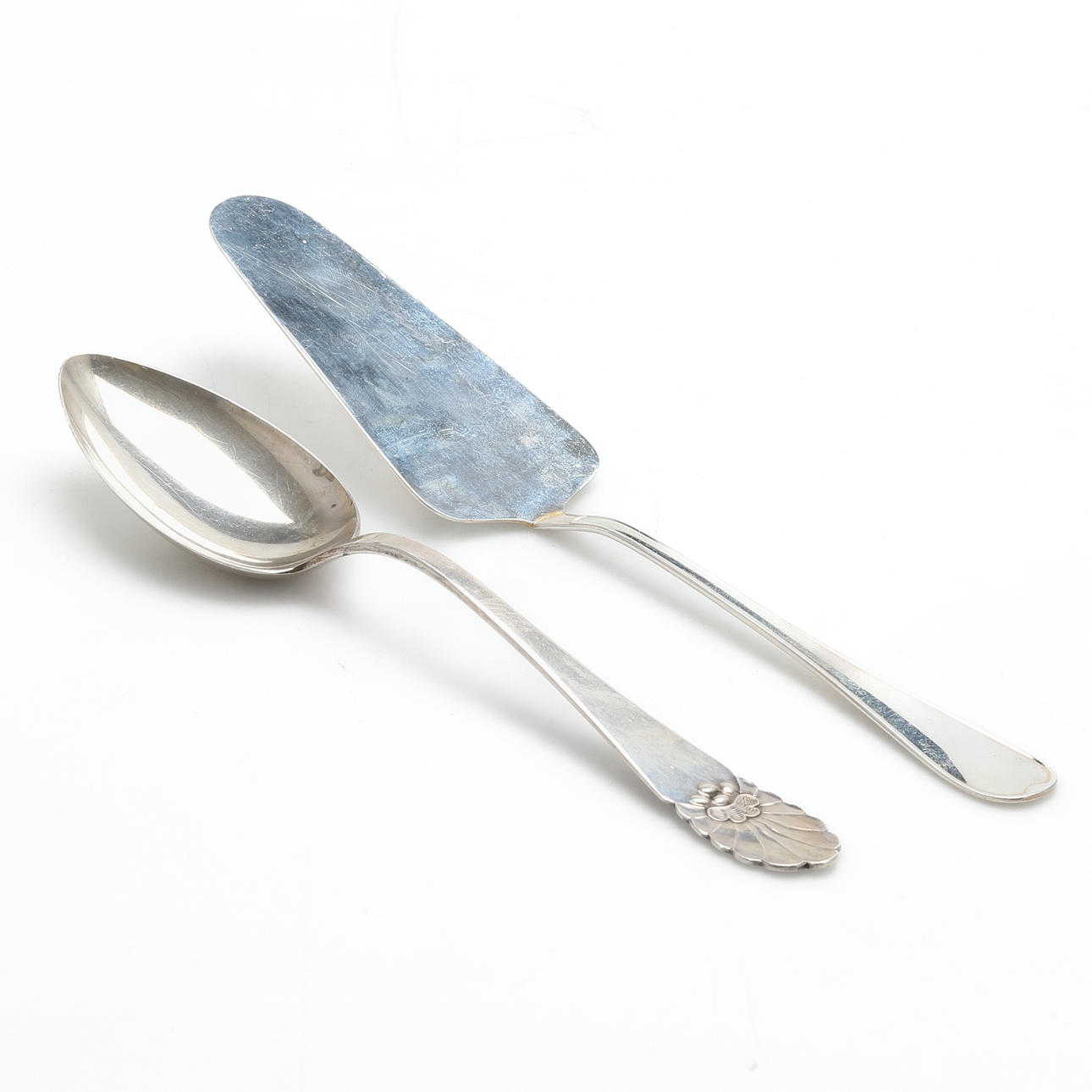 CAKE SLICE AND SERVING SPOON, silver, Sweden, 20th century.