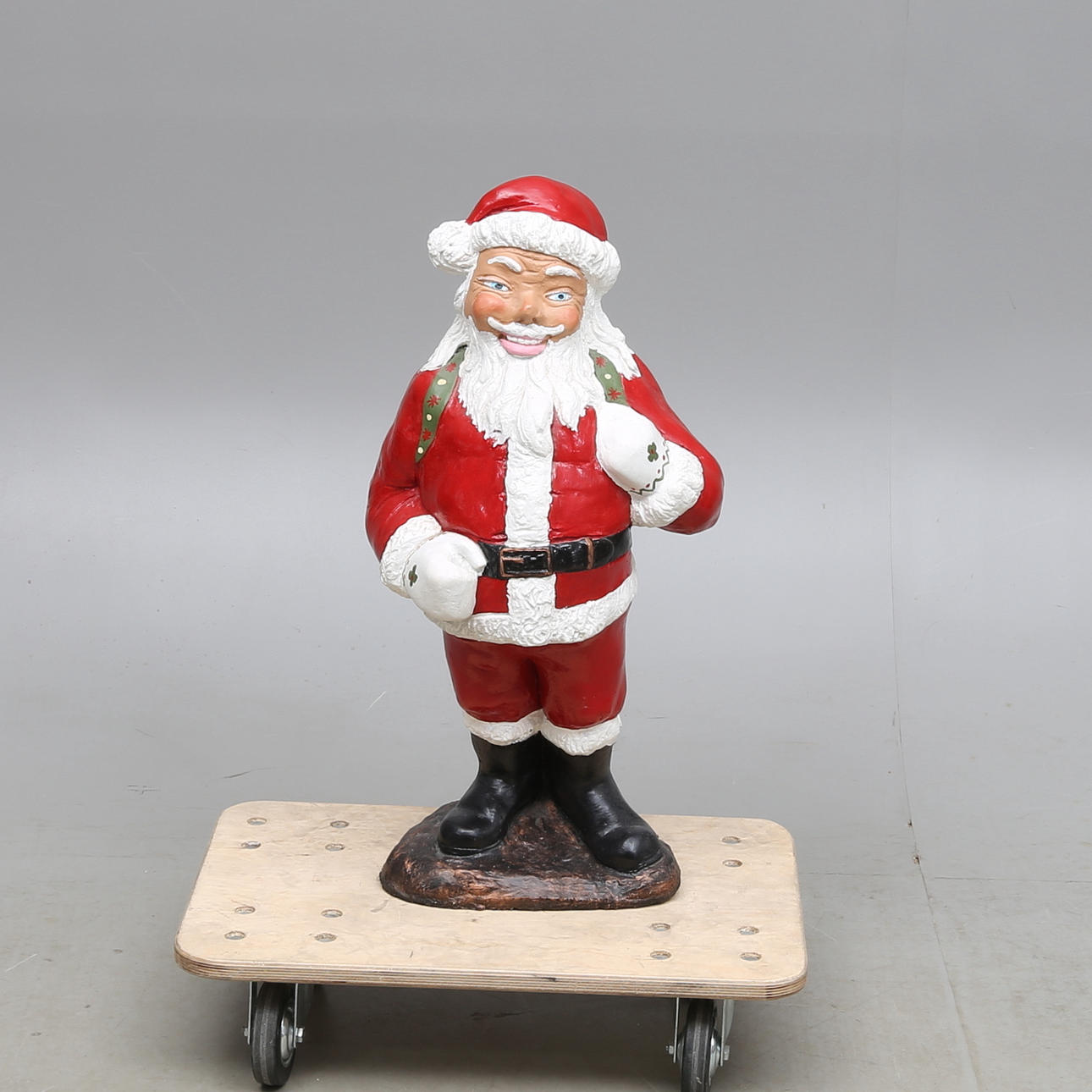 TRÄDGÅRDSSKULPTUR/LAMPA, Jultomte, bemålad betong, Gino Manca, 1970.