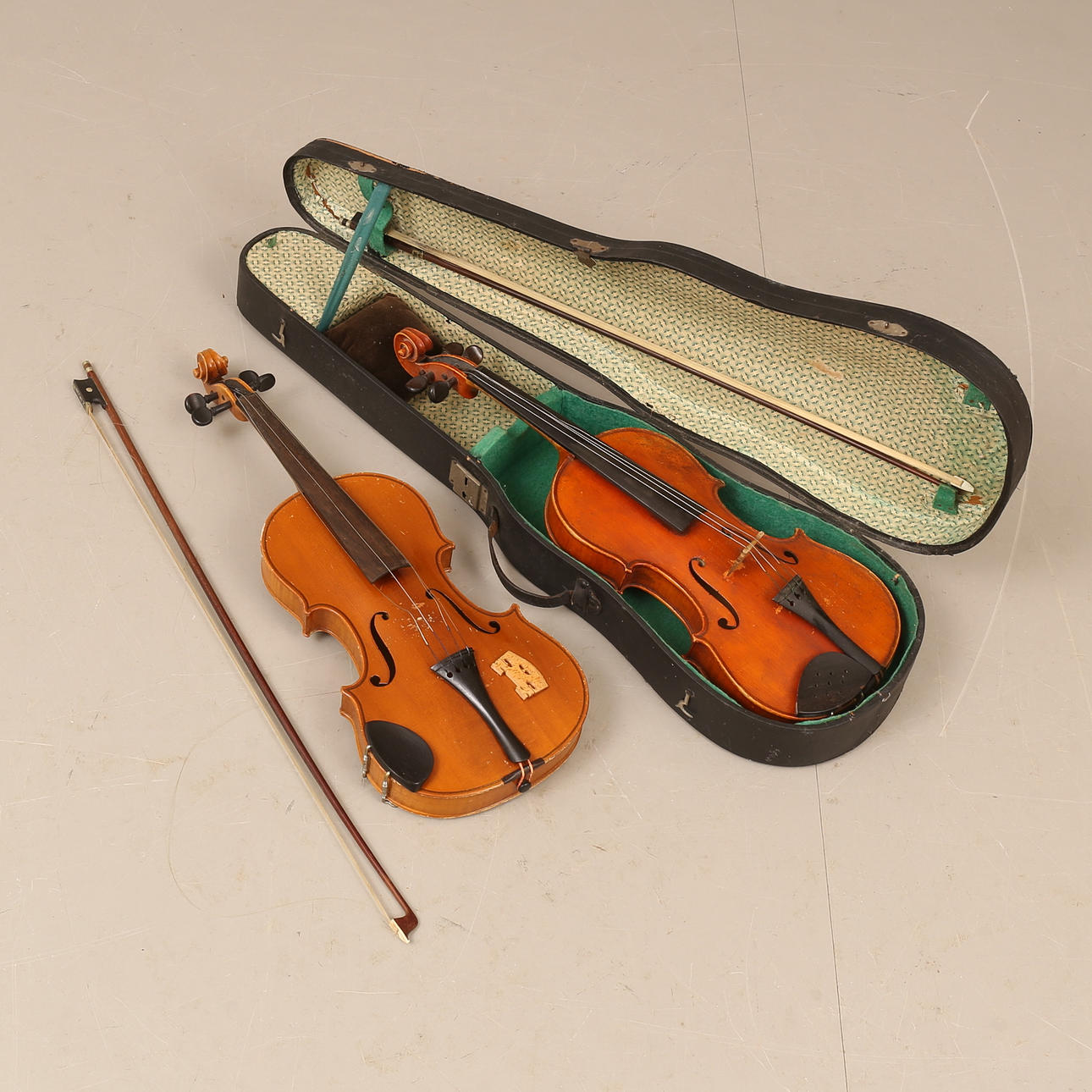 FIOLER, 2 stycken, 1800/ 1900-tal.