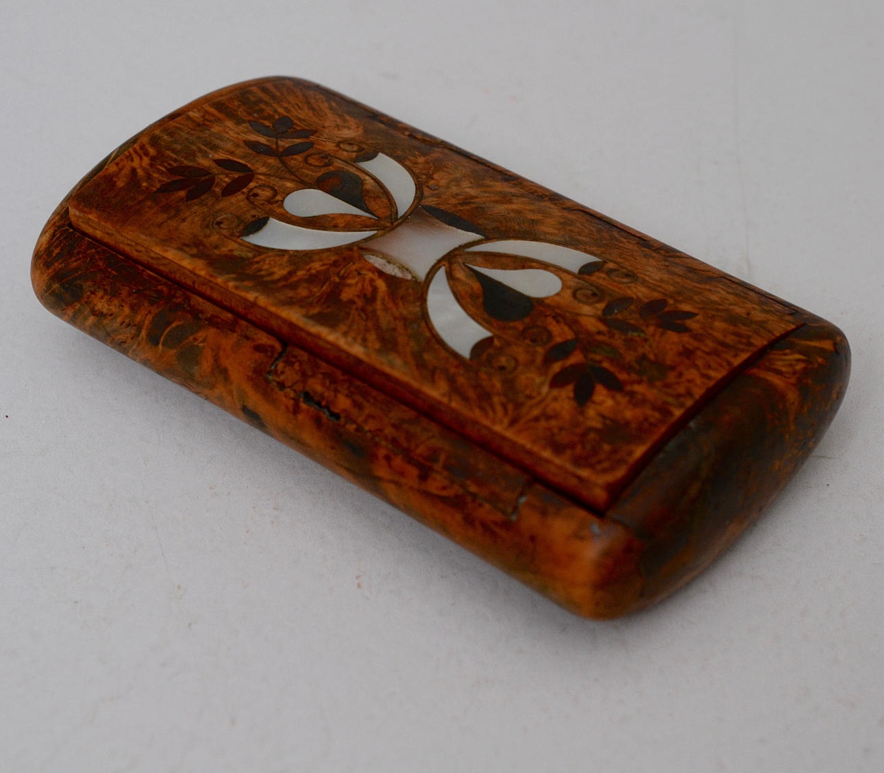 DOSA, 1700-tal, alrot, med inläggningar.