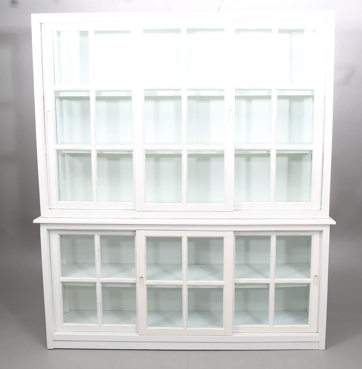 SERVERINGSSKÅP, skjutdörrar med spröjsade glas, 2000-tal.