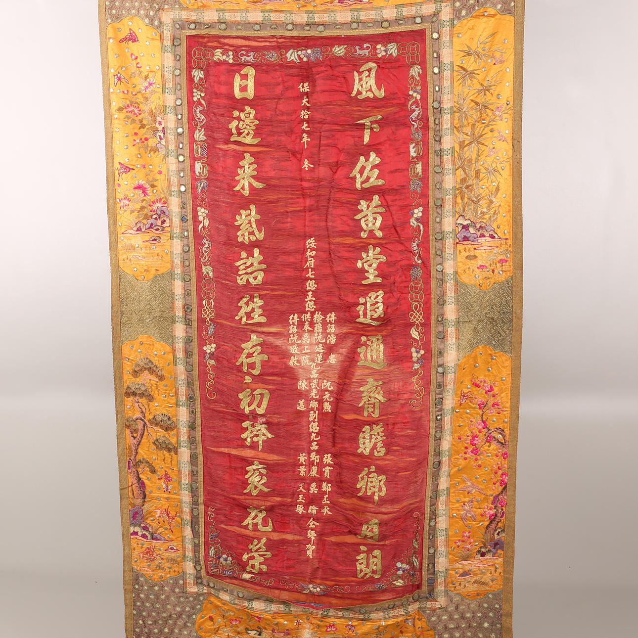 TEXTIL, gul röd siden med dekor av blommor, fåglar och guldtråd., tidigt 1900-tal.