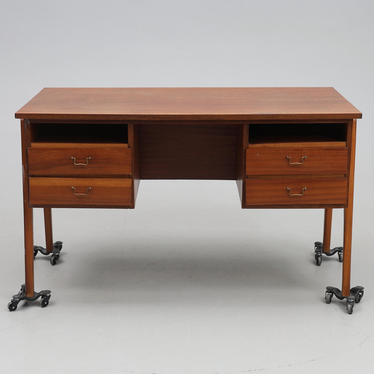 SKRIVBORD. Teak, 1960-tal, Danmark.