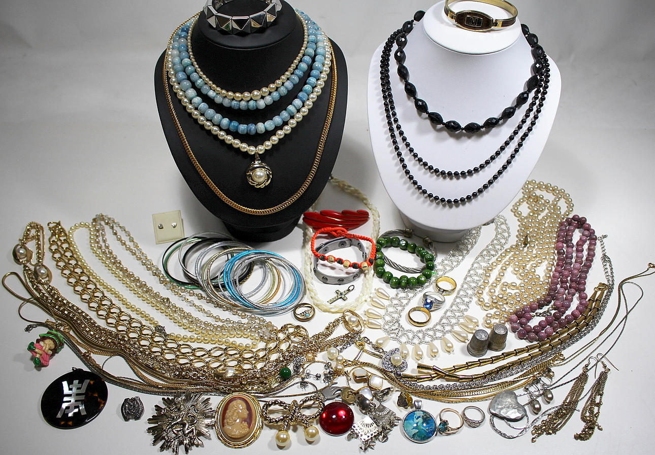 BIJOTERIER, blandade halsband och smycken. pärlor m.m.