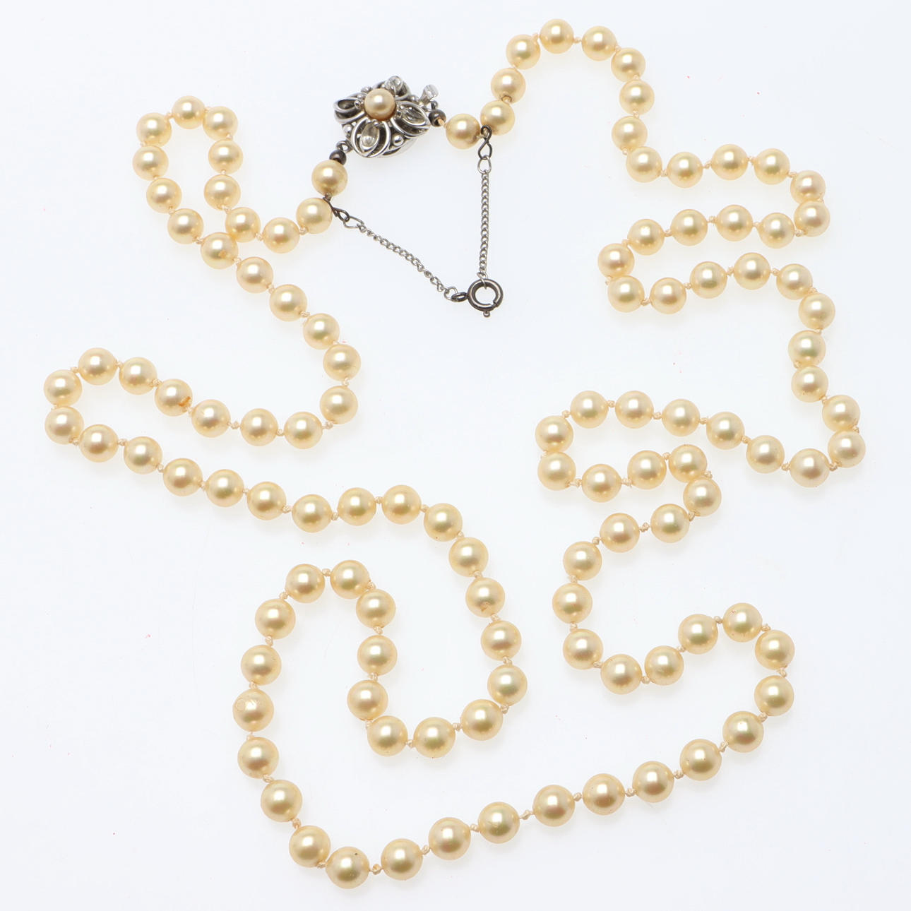 COLLIER, Majoricapärlor, med silverknäppe.