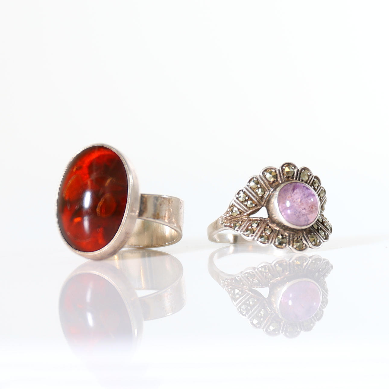 RINGAR, 2 st, silver med stenar. Totalvikt ca 7,9 gram.