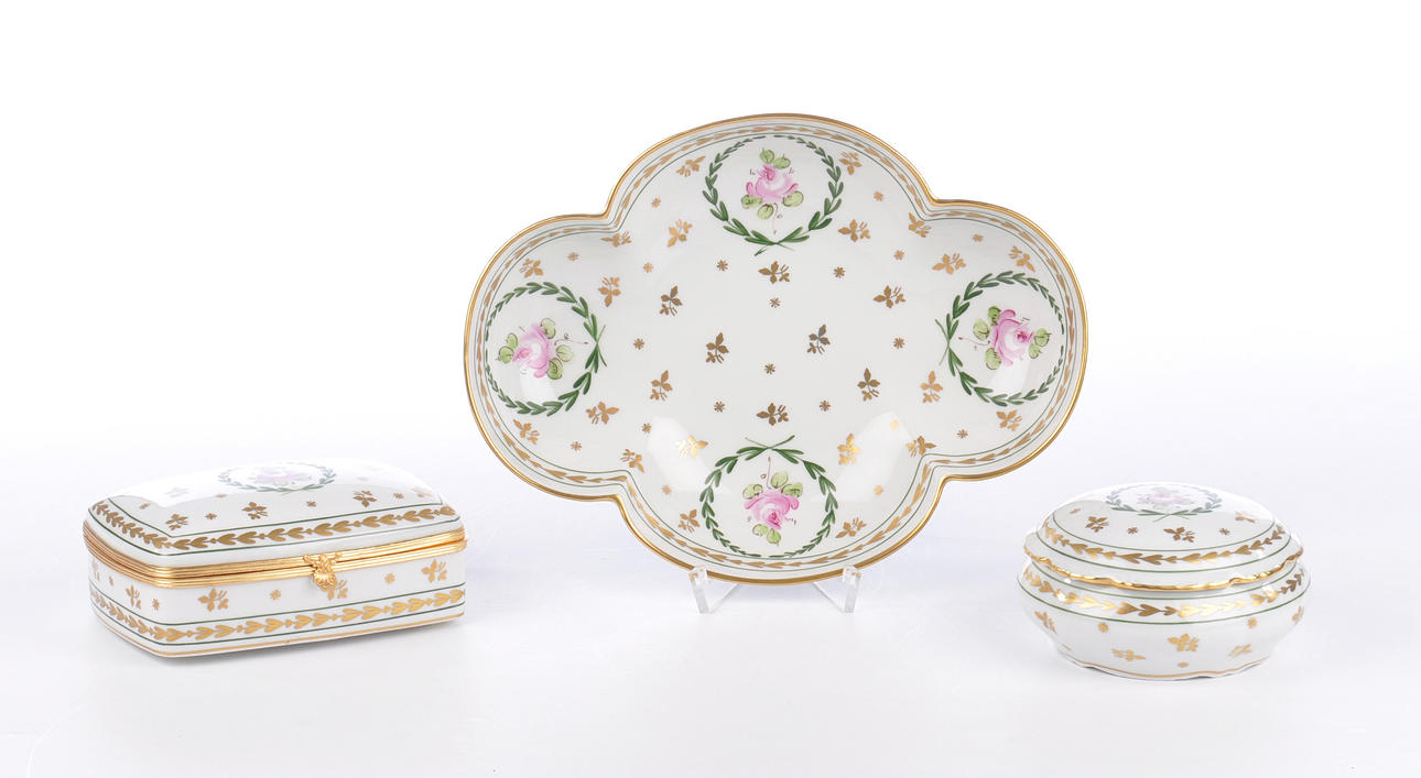 SINGER FRANCE LIMOGES. 3 bit set. Dekoration i ros och guld, signerad.